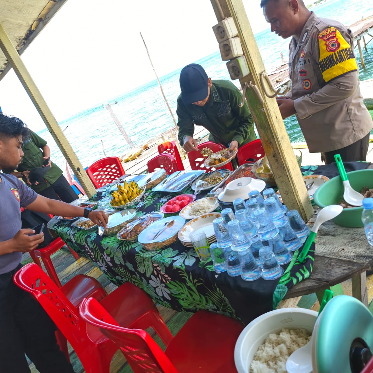 pisang goreng, kopi hitam